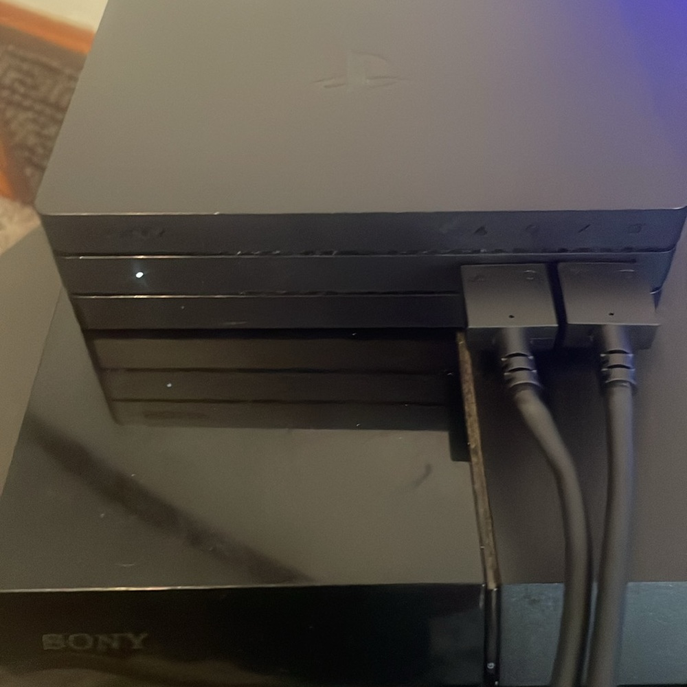 I’m selling a ps4 bundle - Picture 2 of 11